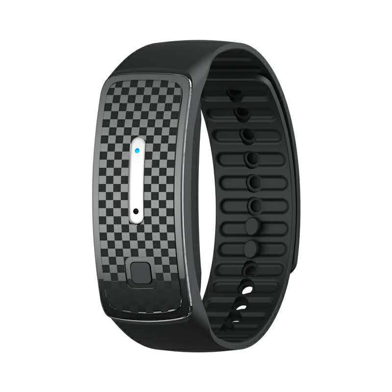 VIBE LOOP Ban Mosquito wristband in black silicone with a checkerboard face, slim silver control and adjustable strap