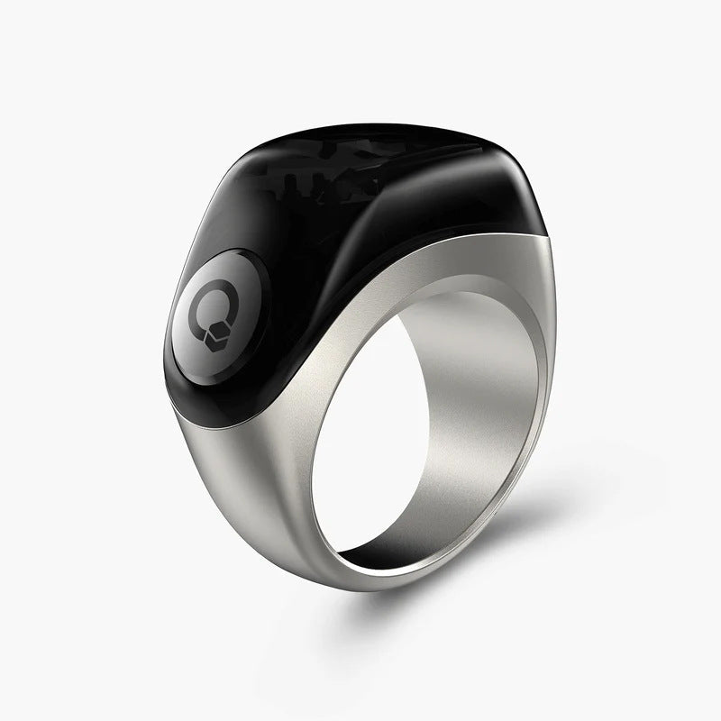 Smart fitness ring in silver alloy with a glossy black top, camouflage pattern and circular sensor detail, VIBE LOOP Ban